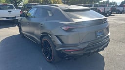 2023 Lamborghini Urus thumbnail 3