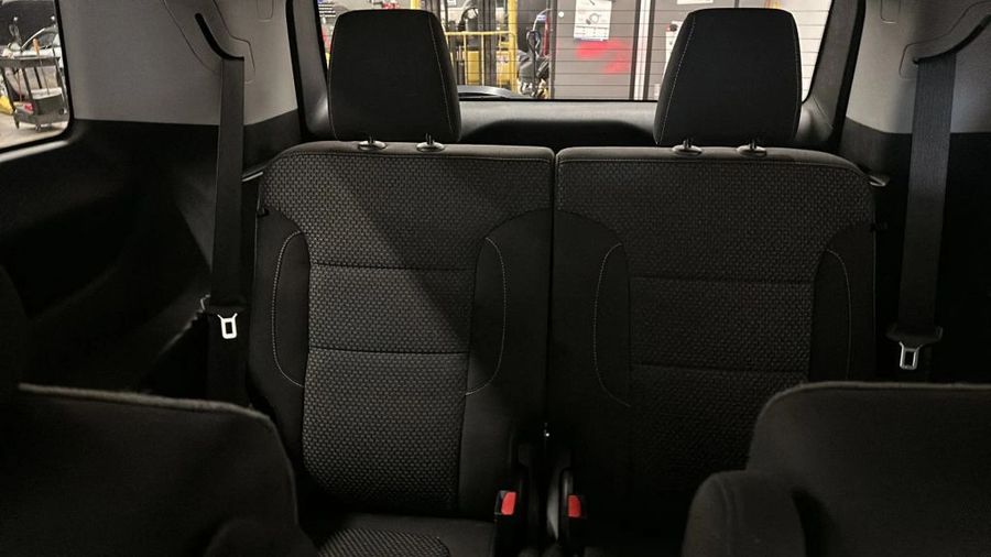 2023 GMC Acadia - Image 24