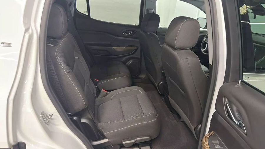 2023 GMC Acadia - Image 28