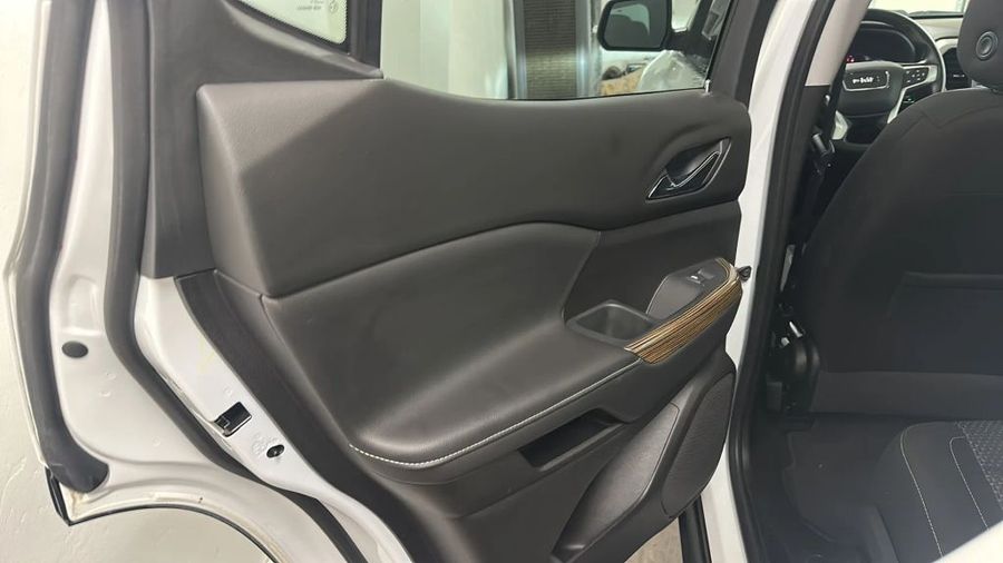 2023 GMC Acadia - Image 25