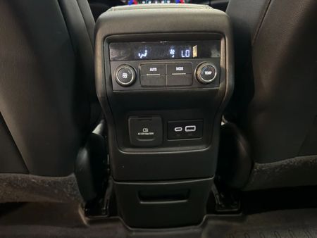 2021 GMC Acadia - Image 18