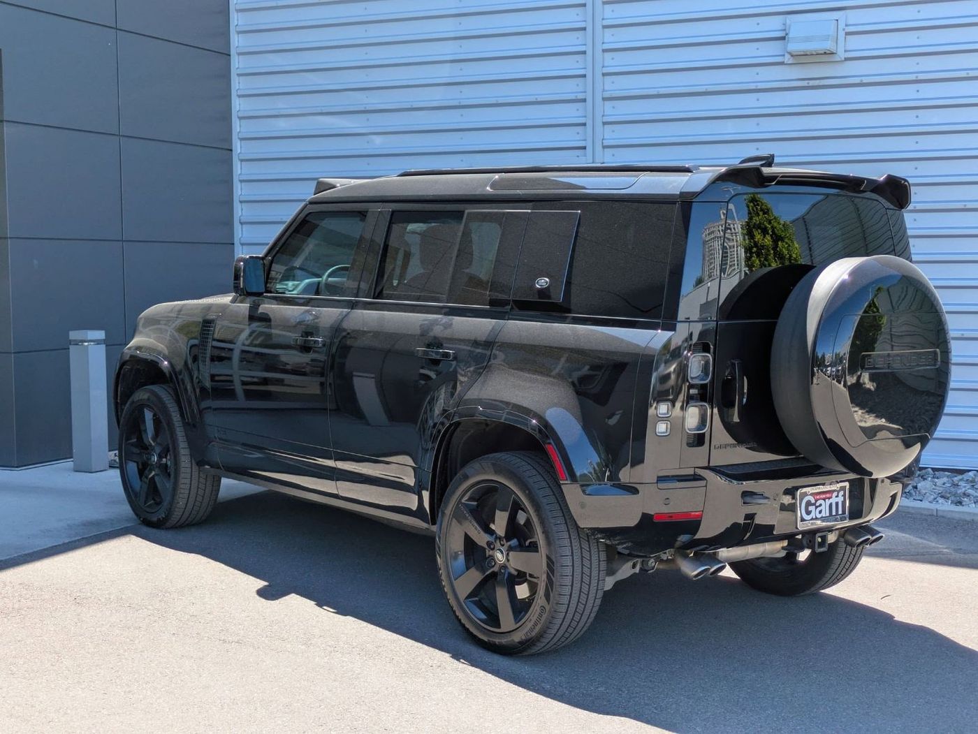 2023 Land Rover Defender 110 V8 - Image 3