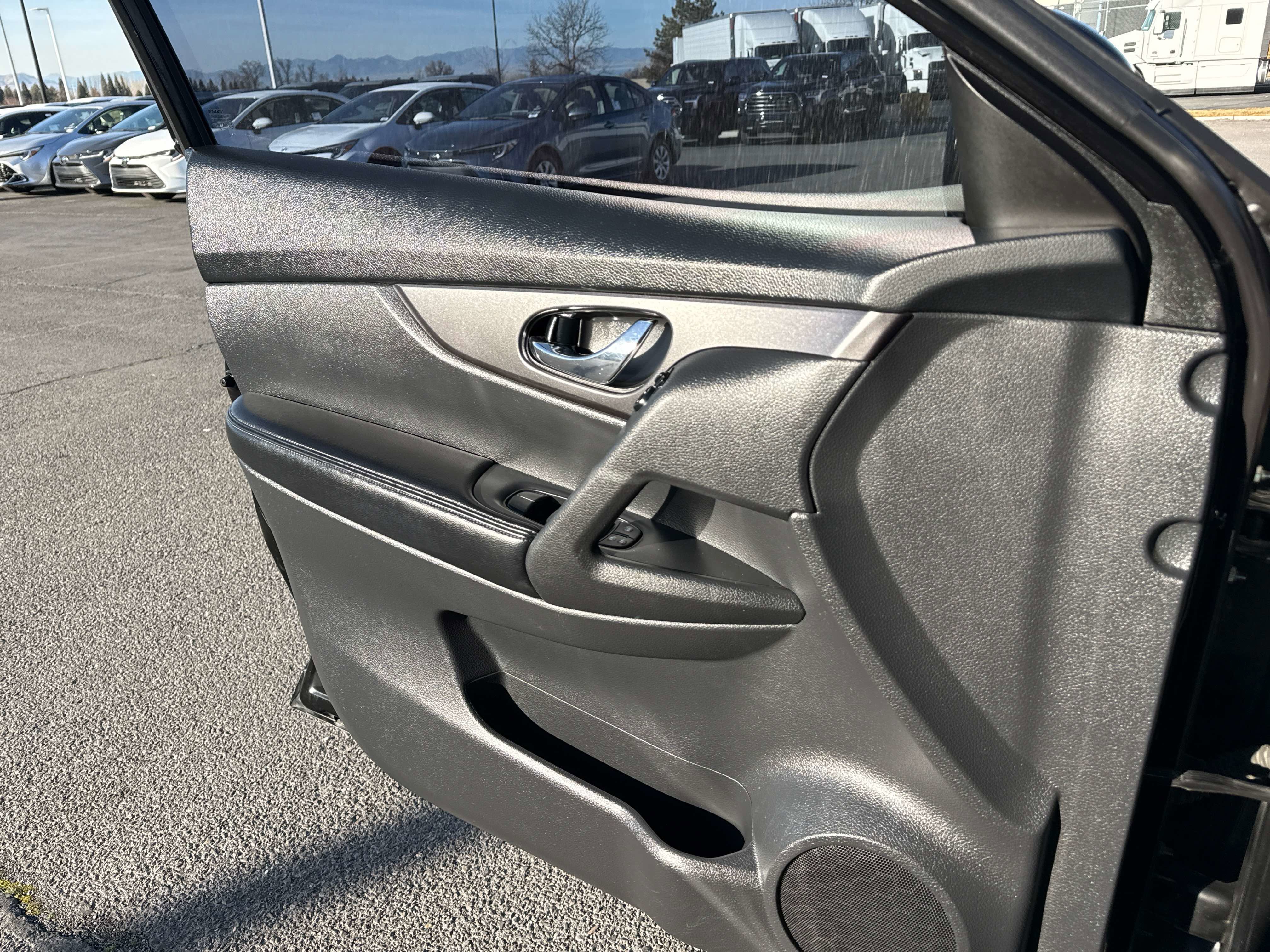 2015 Nissan Rogue - Image 12