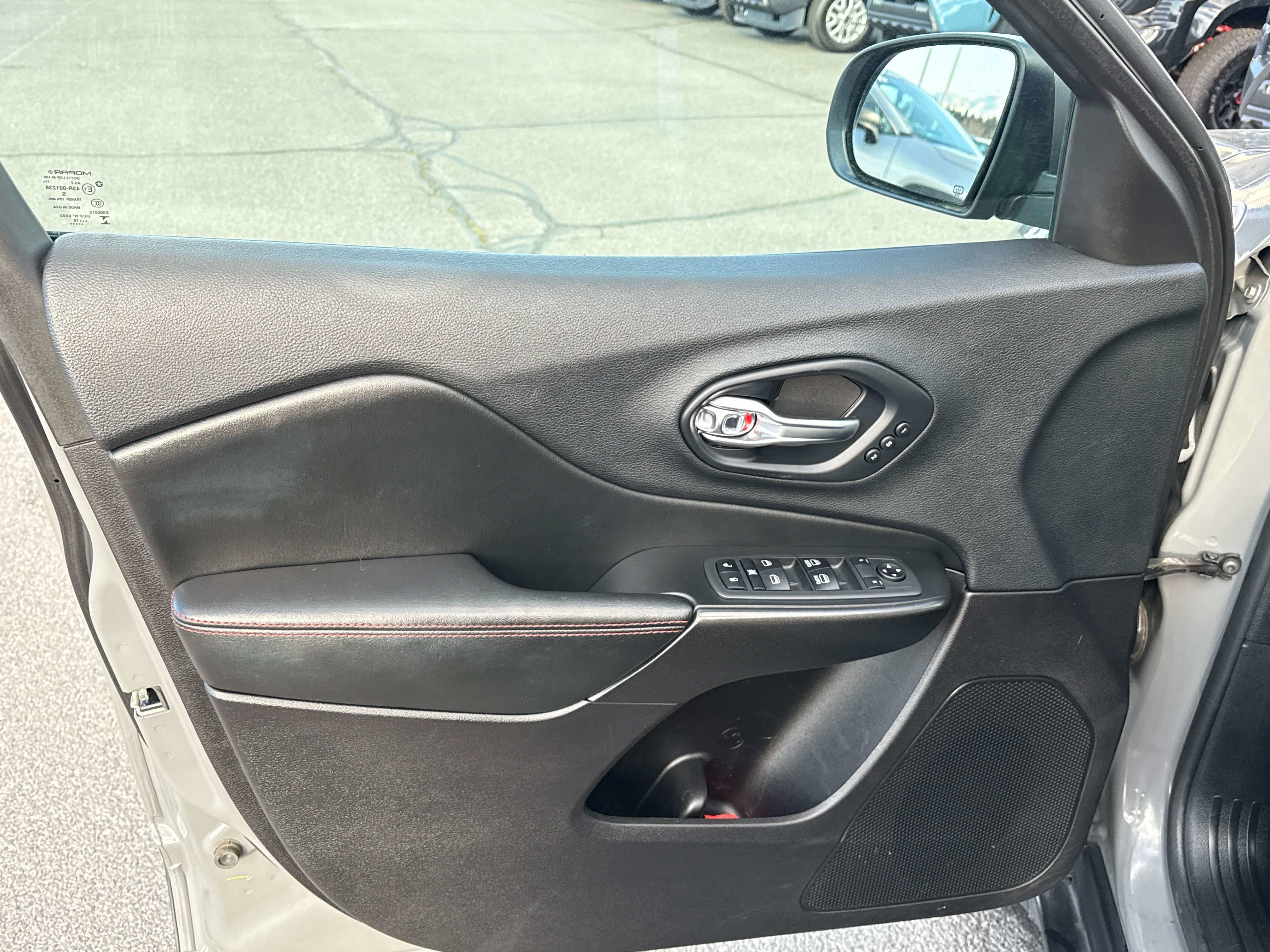 2019 Jeep Cherokee - Image 11