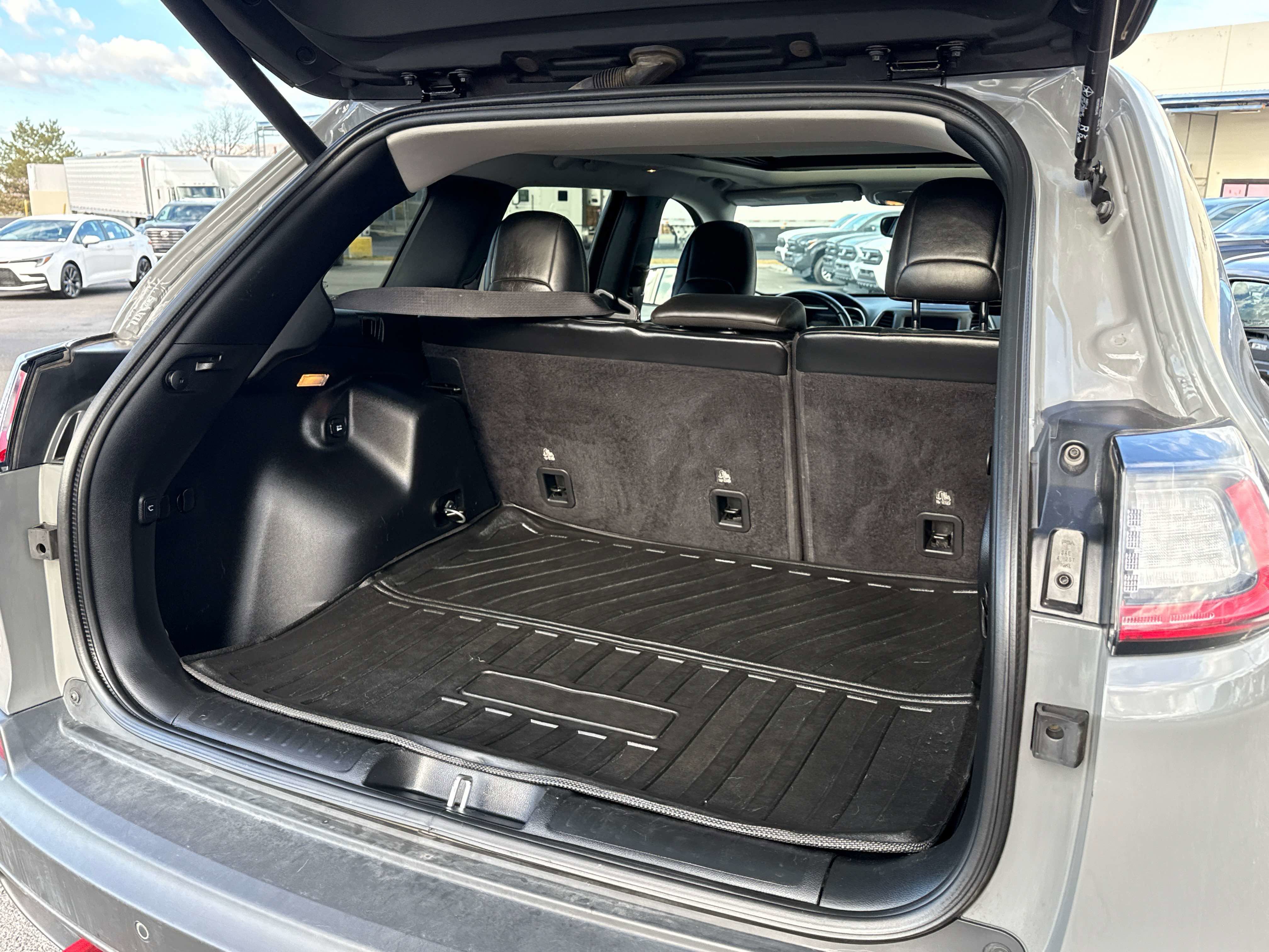 2019 Jeep Cherokee - Image 14